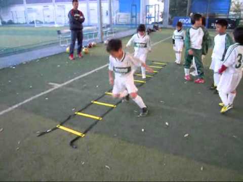ラダートレーニングは敏捷性やバランス感覚 巧緻性を養います サッカーが上達する キッズ 少年サッカーのドリブル練習法